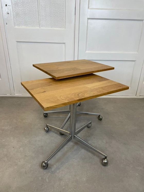 Image 1 of Ensemble de tables d'appoint mobiles avec plateau en chêne