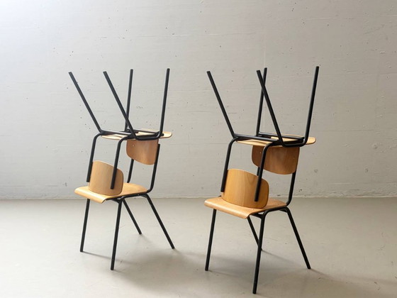 Image 1 of 6 stapelbare studiostoelen met zwart gelakt stalen frame, jaren 90