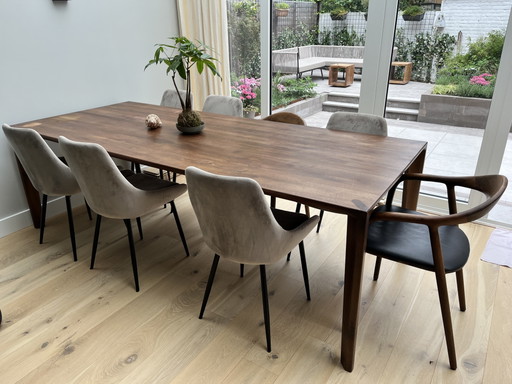 Table artisanale en noyer massif