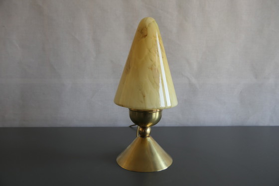 Image 1 of Tre caratteristiche lampade da tavolo Art Déco, coniche, in ottone e vetro marmorizzato