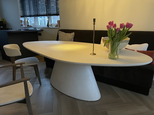 Weißer ovaler Tisch - Beton auf MDF
