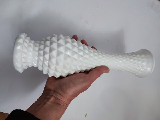 Image 1 of Seventies Retro Witte opaline wit glas glazen vaas diamant patroon 