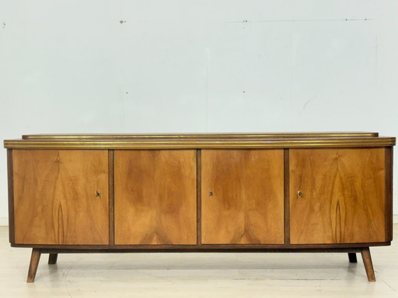 Image 1 of Buffet vintage de luxe – Buffet style milieu du siècle avec détails dorés et bois précieux