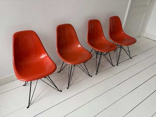 4 chaises Eames originales en fibre de verre Herman Miller – Orange – Piètement Eiffel (DSR)
