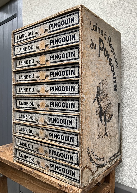 Seltene Laine Du Pingouin-Kurzwarenvitrine aus den 1930er Jahren von Cartonnages Mulliez-Richebé (photo 4 of 12)