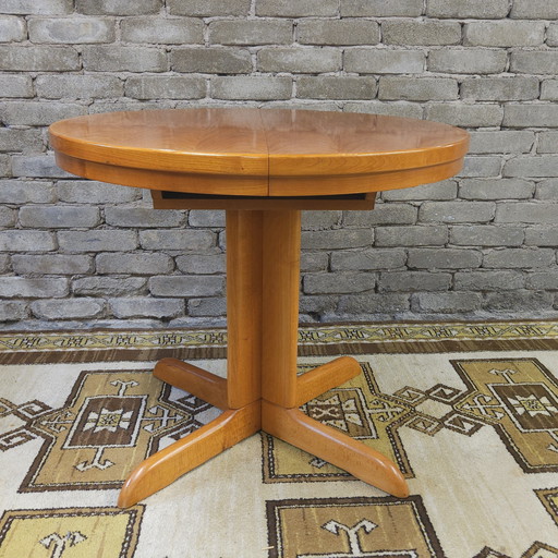 Round dining table with central legs 1970