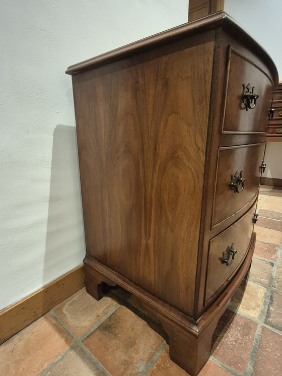 Image 1 of Cómoda pequeña clásica inglesa de nogal. Madera de nogal con vetas preciosas.