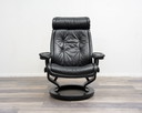 Un fauteuil relax scandinave avec pouf, fabricant Stressless Ekornes, modèle "Prince", cuir noir