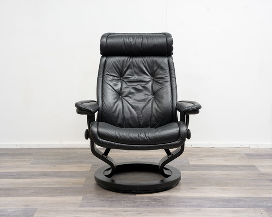 Image 1 of Sillón reclinable escandinavo con reposapiés, fabricante Stressless Ekornes, modelo “Prince”, cuero negro.