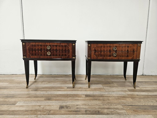 Tables de chevet du milieu du siècle en acajou, laiton et verre