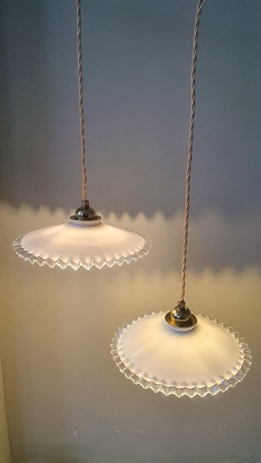 Set di 2 lampade a sospensione francesi in vetro opalino degli anni '30. Modello Piecrust.