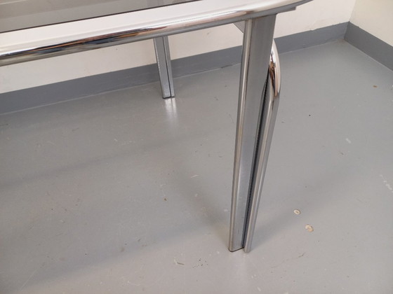 Image 1 of Vintage ovale eettafel van rookglas en verchroomd metaal, in Space Age-stijl uit de jaren 70.