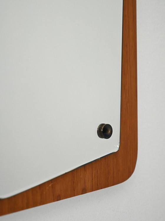 Image 1 of Zweedse teakhouten spiegel met gevormd glas
