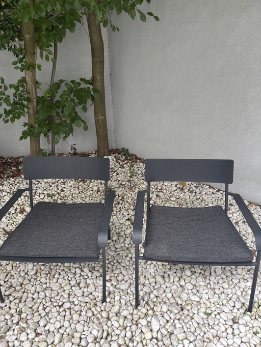 2 poignées de salon Serax August en bois de cèdre