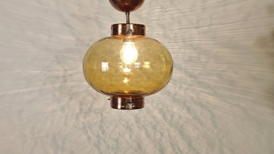 Suspension moderne du milieu du siècle en verre ambré et cuivre / Plafonnier globe de style scandinave des (photo 10 of 10)