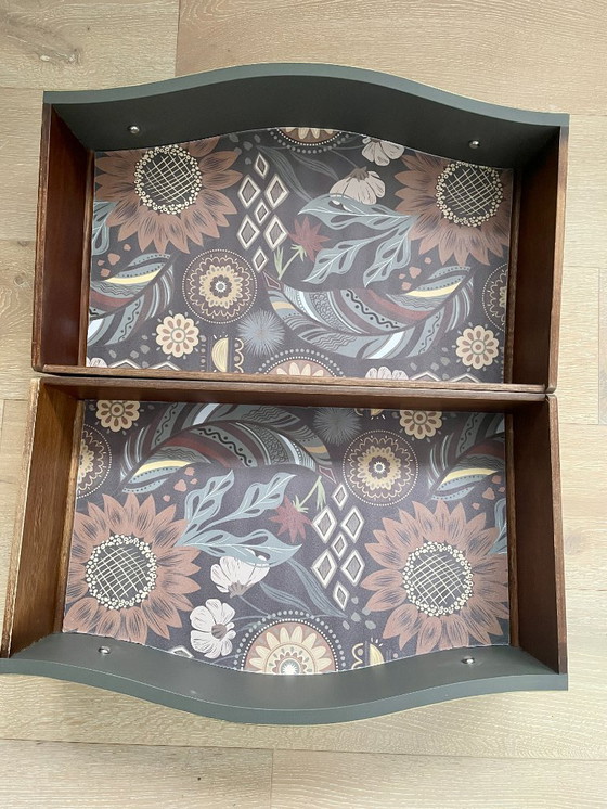 Image 1 of Comò vintage Serpentine con dettagli dorati dipinti a mano