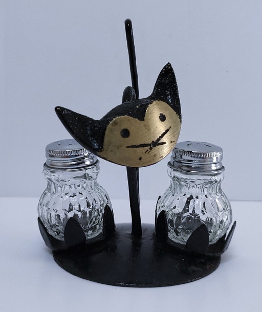 1960s cat-shaped salt and pepper shaker set