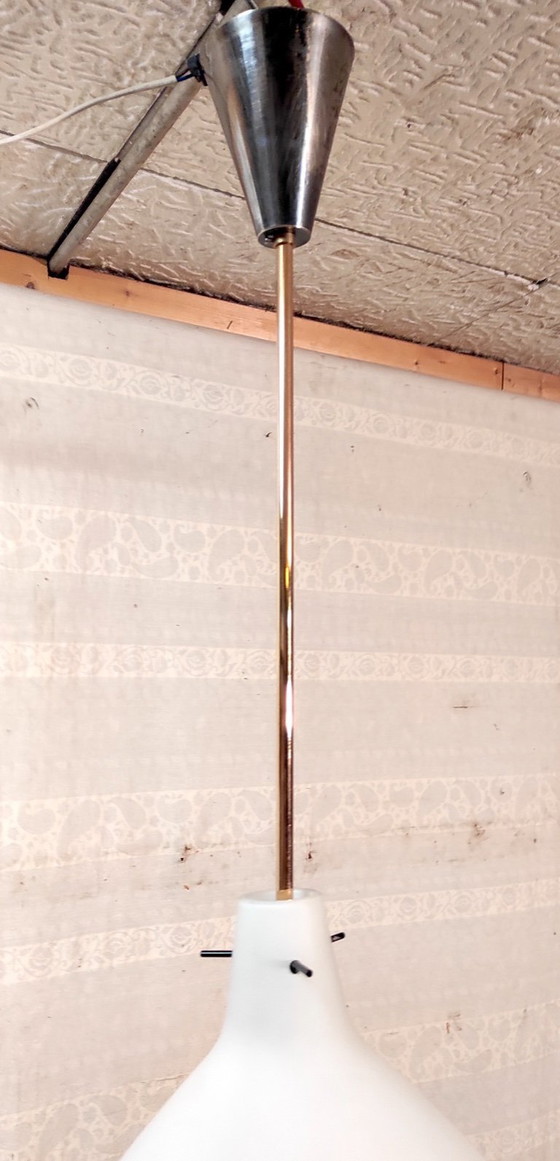 Image 1 of Lampada a sospensione a globo opalino con montatura in ottone - anni '50/'60