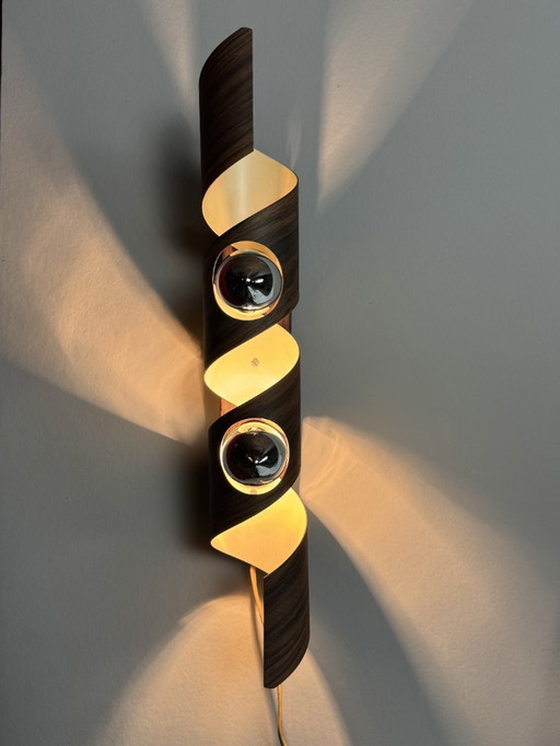 Lámpara de pared Raak Spiral con acabado efecto madera: diseño holandés de mediados de siglo, años 70