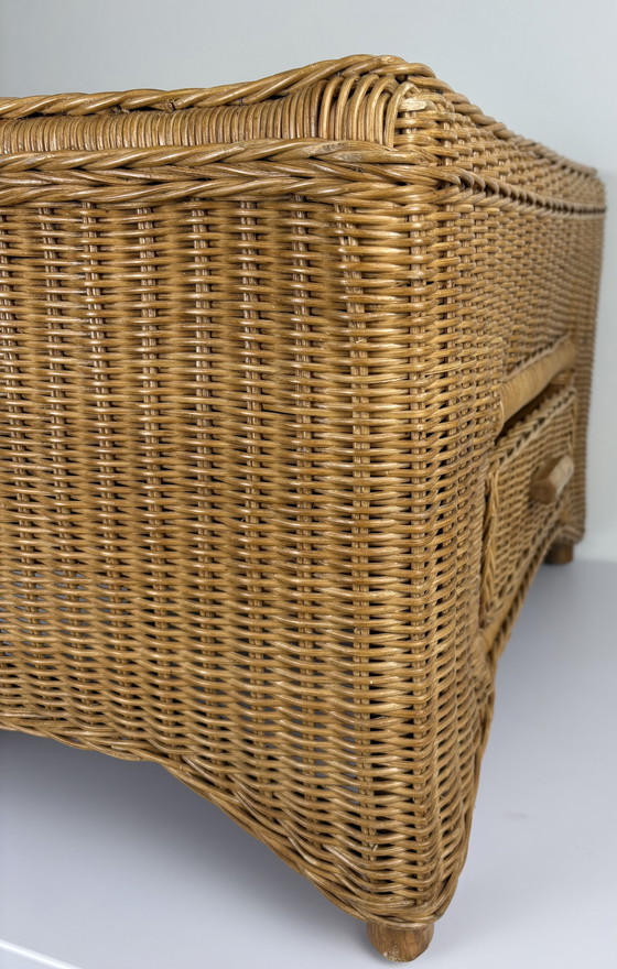 Image 1 of Table basse vintage en rotin avec tiroir table de chevet / table d'appoint
