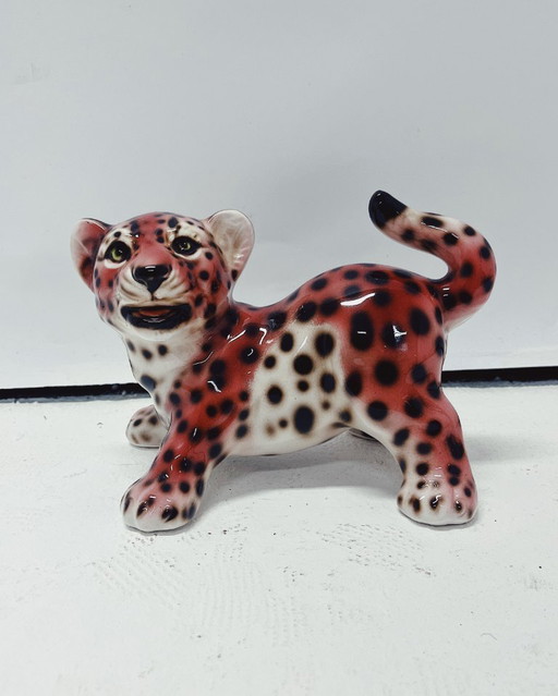 Cachorro de pantera de cerámica rosa