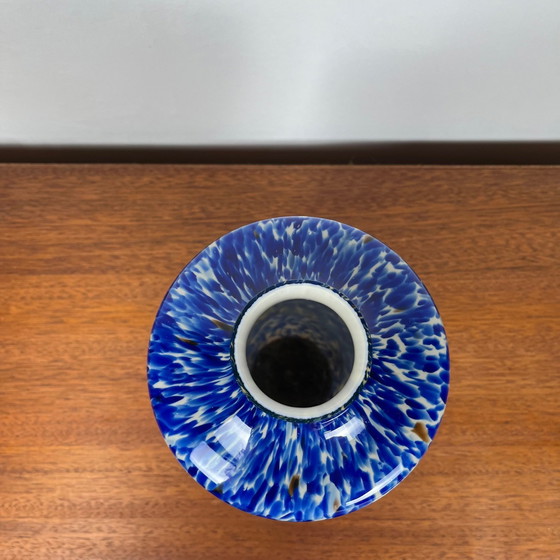 Image 1 of Vase en verre soufflé à effet moucheté bleu cobalt et blanc