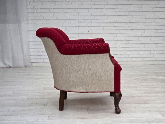 Image 1 of Deense fauteuil uit de jaren 50, bekleed met rode en lichtgrijze meubelwol en gesneden eikenhout.