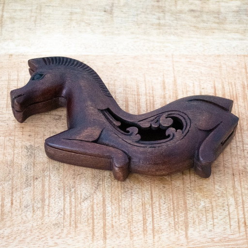 Coffre à chevaux en bois ajouré sculpté à la main
