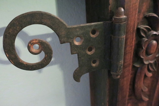 Image 1 of Camino Art Déco in teak massiccio intagliato e ferro battuto, 1920