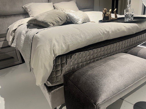 Box spring Serta Brut Limited Edition - 180x200 con comodini