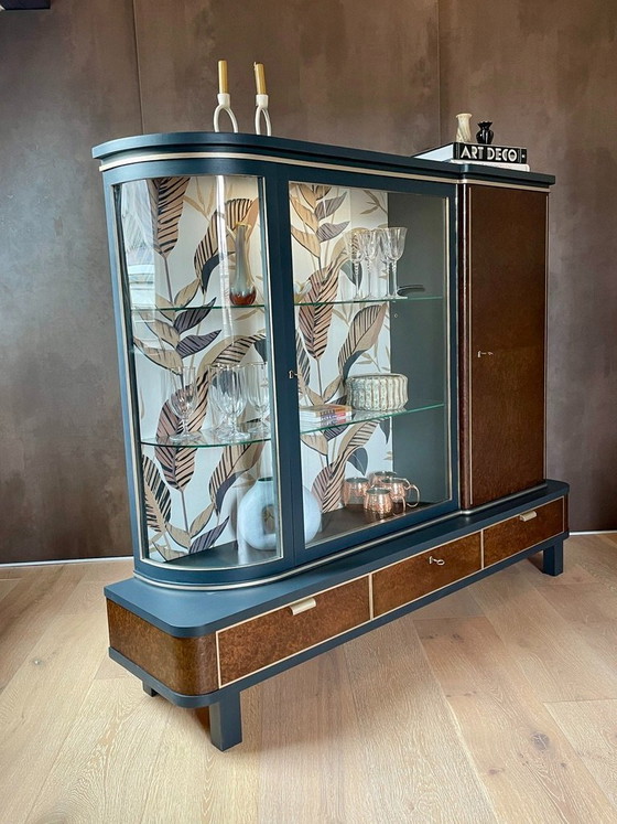 Image 1 of Mobile Art Déco con vetrina in vetro curvo – Restaurato, impiallacciatura in radica, illuminazione
