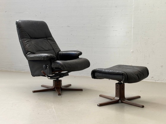 Fauteuil Relax Vintage avec Pouf – Cuir Noir & Bois, Scandinavie, Années 1970 – Leather (photo 15 of 18)