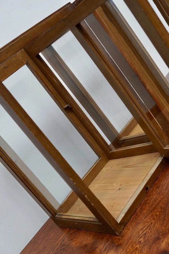 Image 1 of Pareja de vitrinas holandesas de madera de pino con imitación de roble, principios del siglo XX