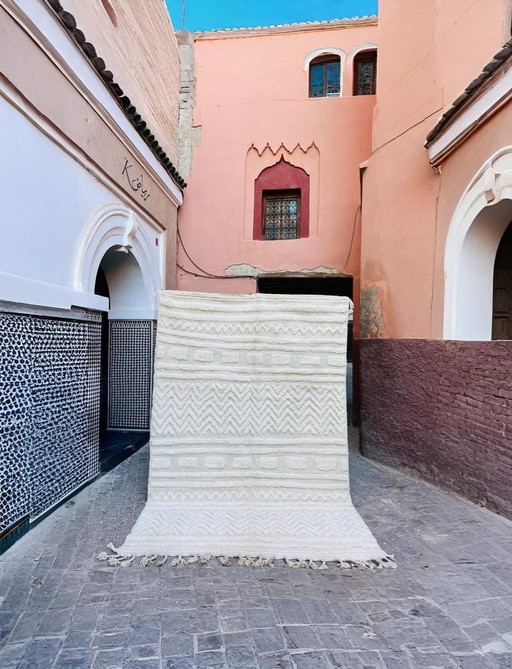 Alfombra tradicional marroquí Beni Ouraine blanca, 200/300 cm.