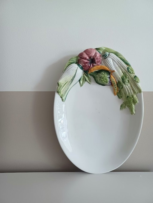 Plat de service italien du Mid Century. Barbotine peinte à la main et marquée.