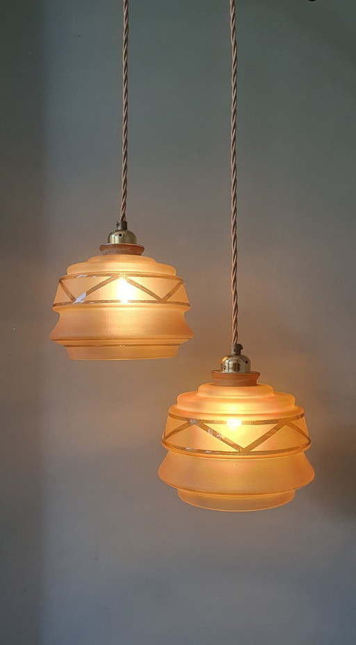 Ensemble de suspensions vintage - verre opalin rose à texture dépolie et décoration