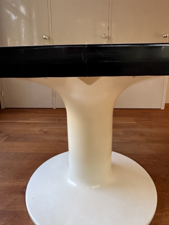 Image 1 of Eettafel wit rond zwarte bies