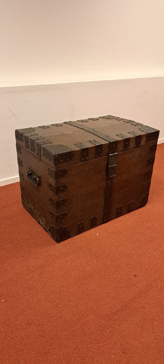 Image 1 of Antike Reisekiste der Armee und Marine aus London | ca. 1900
