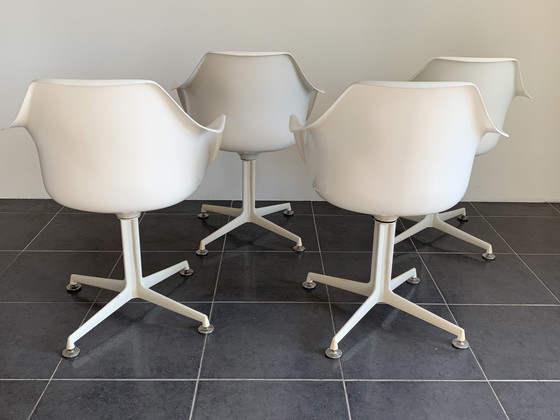 Image 1 of Arkana set of 4 swivel bucket chairs with round table