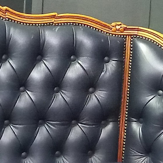 Image 1 of Irresistibile divano Chesterfield vittoriano a due posti in blu navy: un vero colpo d'occhio!