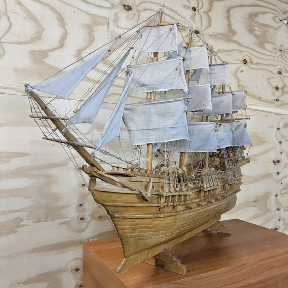 Image 1 of Unieke V.O.C modelschip uit boomstam (volledig handgemaakt) (17e Eeuwse spiegelretourschip)