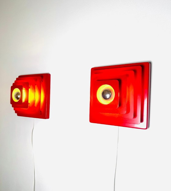 Lampade da parete piramidali multistrato di colore rosso, prodotte da Hustadt Leuchten, Germania, anni '70. (photo 6 of 6)