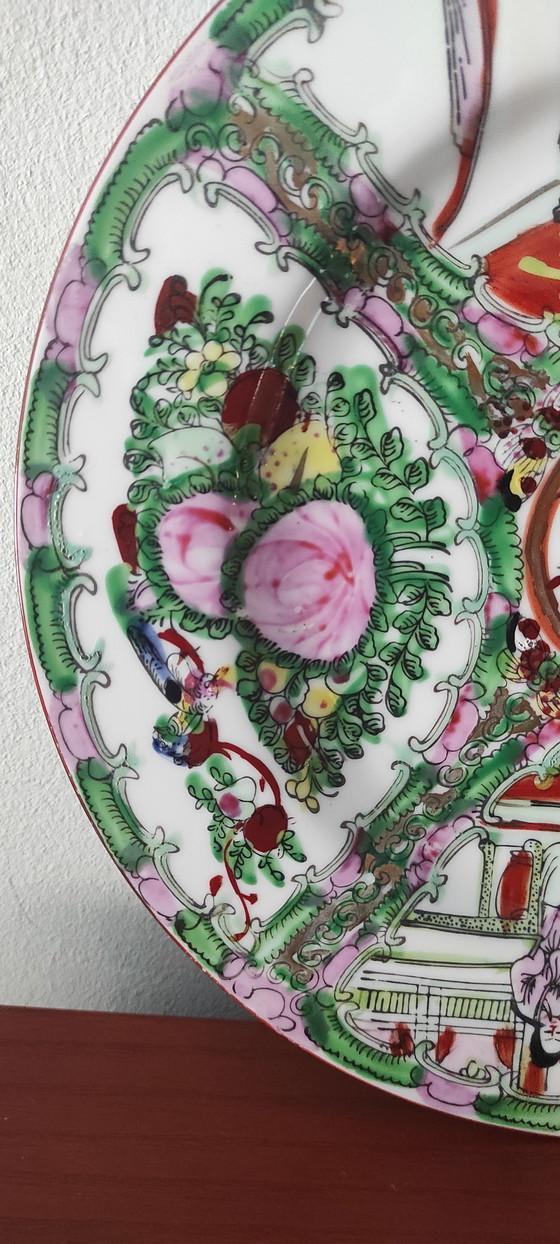 Image 1 of Assiette murale vintage chinoise en porcelaine « médaillon de rose » – Milieu du XXe siècle