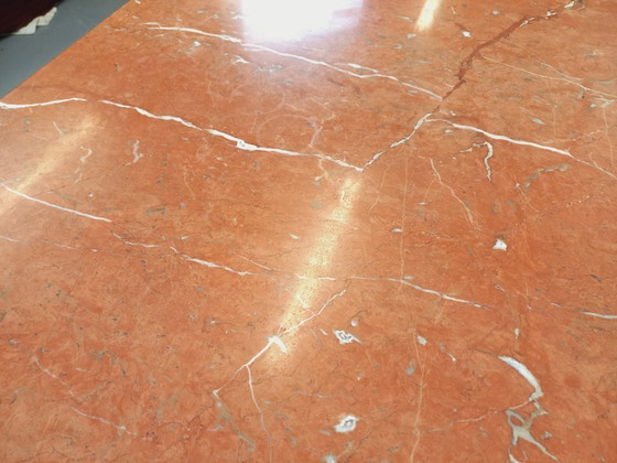 Image 1 of Vintage ovale eettafel van roze marmer uit de jaren 70/80.