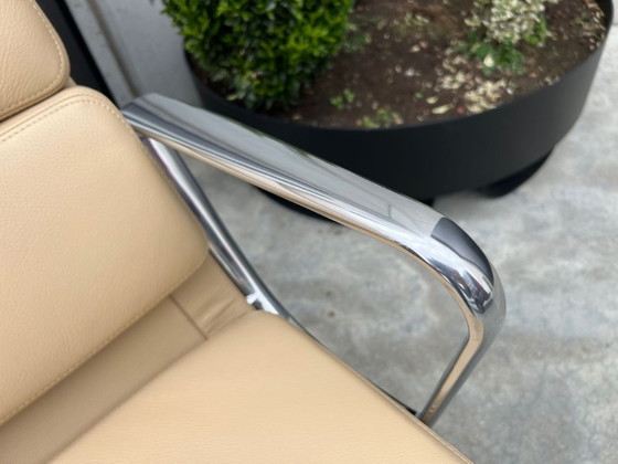 Vitra Eames EA216 Lederen Fauteuil – Leather, Metal (photo 11 of 12)