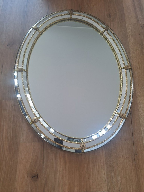 Elegante espejo de pared ovalado de estilo Hollywood Regency con consola de pared de estilo barroco. – Glass (photo 4 of 10)