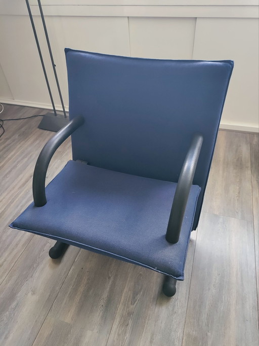 2 chaises modèle T Line de la marque italienne Arflex