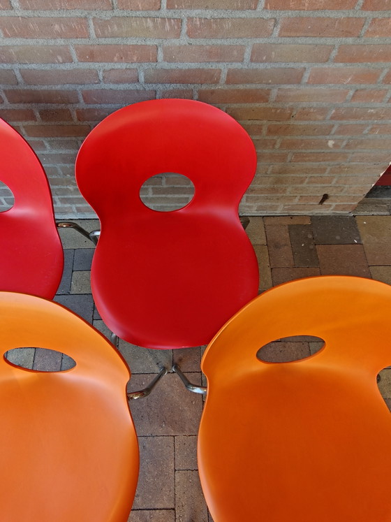 Silla apilable Rexite Olivia de 4 patas, 4 piezas, diseño de Raul Barbieri, naranja y rojo. (photo 5 of 11)