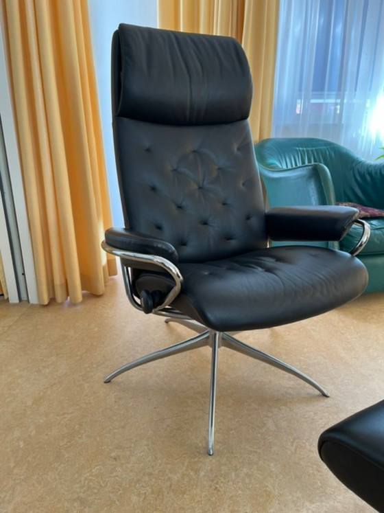 Stressless Metro M High Back adjustable recliner chair + ottoman in black leather (photo 3 of 10)