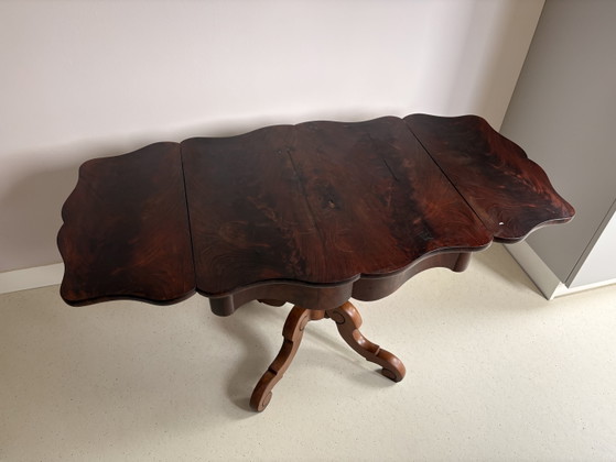 Image 1 of Tavolo vintage inglese in noce con gambe a ribalta, piano a crosta di torta e gamba centrale a cabriole.